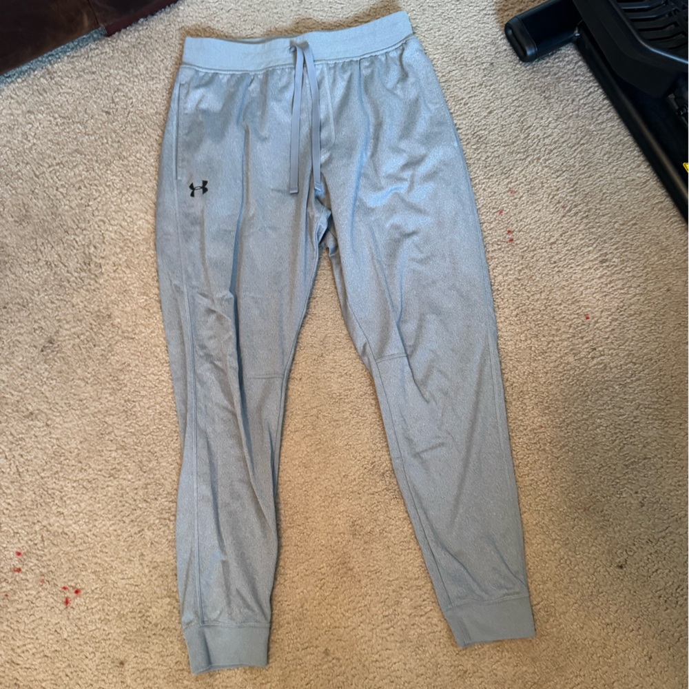 Light grey under armour joggers 🏃🏻